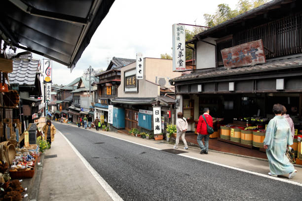 omote sando rozciąga się od świątyni naritasan do stacji jr, oferując gościom przyjemny spacer po tej uroczej części narita - omotesando hills zdjęcia i obrazy z banku zdjęć