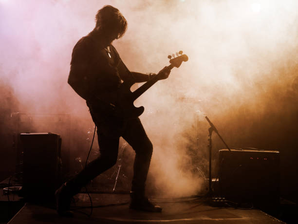 groupe de rock joue sur scène. guitariste. - guitarist one person caucasian adult photos et images de collection