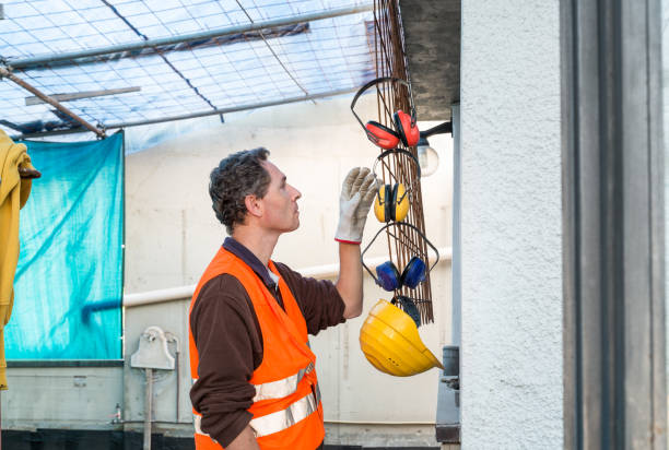 schützende kapselgehörschutz. konzept der prävention und sicherheit am arbeitsplatz - building activity audio stock-fotos und bilder