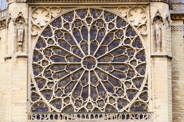 notre dame rose window - church close up paris france gothic style imagens e fotografias de stock