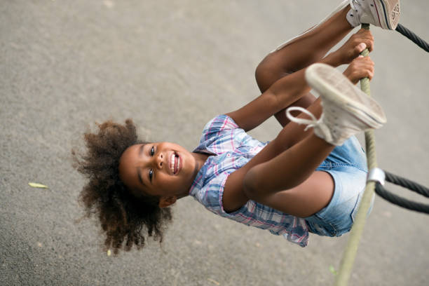 소녀만 굴절률은 운동장 - child swinging playground african descent 뉴스 사진 이미지