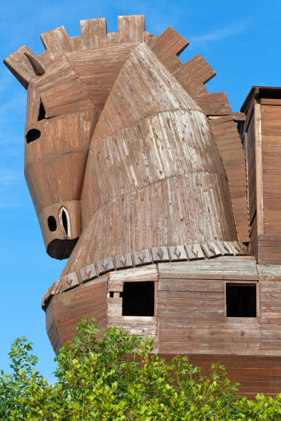 троянский конь, расположенный в трое, турция - horse troy turkey imitation стоковые фото и изображения