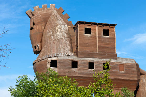 троянский конь, расположенный в трое, турция - horse troy turkey imitation стоковые фото и изображения