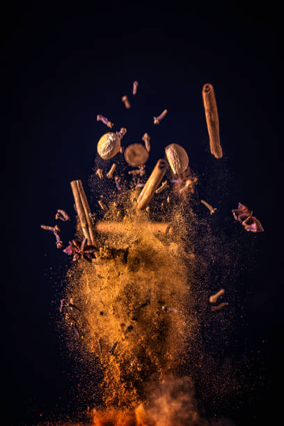 winter-gewürz mischung essen explosion - cinnamon powder stock-fotos und bilder