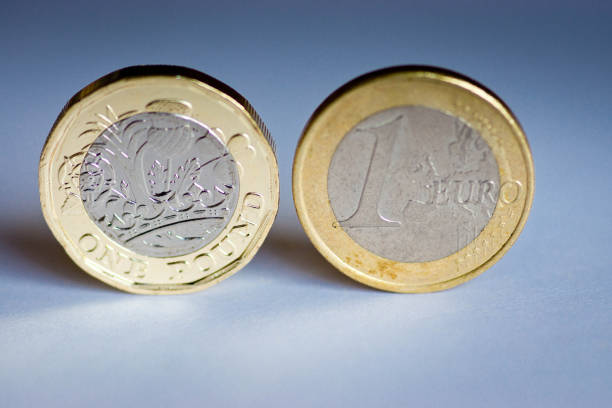 nuova moneta da sterlina rilasciata nel 2017 ed euro - one pound coin coin currency british culture foto e immagini stock