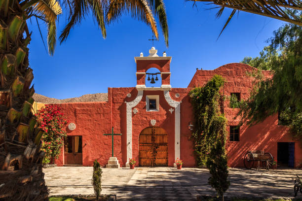 paredes rojas de capilla católica española con palmeras, árboles y flores, arequipa, perú - colonial style fotos fotografías e imágenes de stock