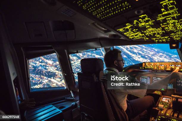 Flightdeck Ansicht Stockfoto und mehr Bilder von Pilot - Pilot, Passagierflugzeug, Cockpit