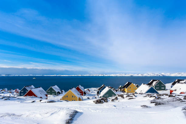 gelbe, blaue, rote und grüne inuit häuser schneebedeckt am fjord der stadt nuuk, grönland - tourism panoramas winter travel locations stock-fotos und bilder
