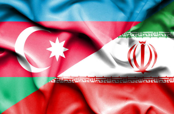 agitant le drapeau de l’iran et l’azerbaïdjan - azerbaijan flag photos et images de collection