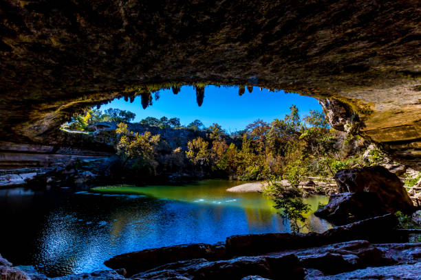 una vista de hamilton hermosa piscina de interior de la gruta, texas. - grotto falls fotografías e imágenes de stock