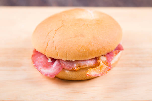 sándwich de jamón - bacon stack heap isolated fotografías e imágenes de stock