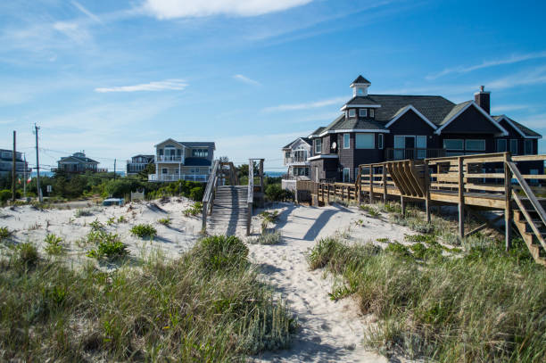 beach houses – summer in the hamptons, new york city, états-unis - beach house photos et images de collection