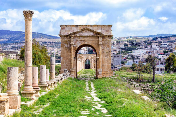 The north Tetrapylon in Jerash Lying at the interection of the Cardo with the North Decumanus in Jerash, this is a true Tetrapylon. Tetrapylon means "four gates" and is usually a square-shaped structure with a gate on each side. türkiye country stock pictures, royalty-free photos & images