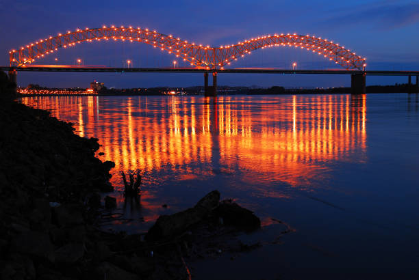 luzes da ponte de soto, em memphis refletem no rio mississippi - memphis tennessee fotos - fotografias e filmes do acervo