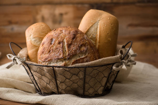 группа хлебных батонов - bread bread basket basket whole wheat стоковые фото и изображения