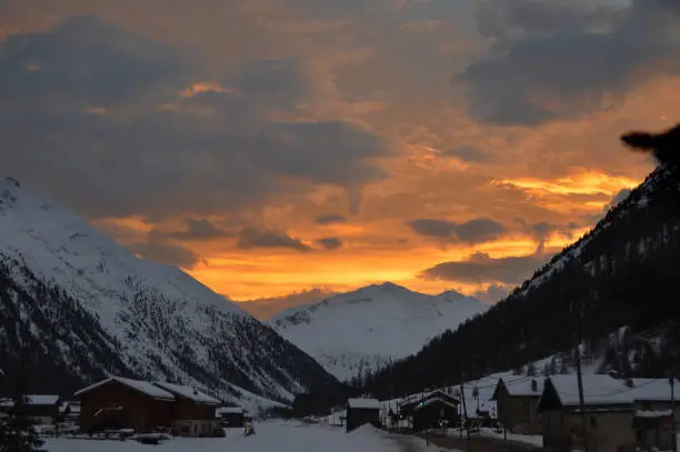 tramonto invernale su paesaggio innevato e montagne -  winter sunset with mountains and snow