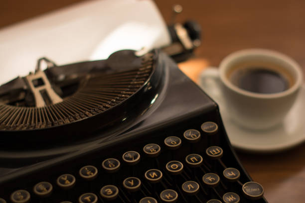 retro typewriter on writers desk - writing typewriter 1950s style retro revival imagens e fotografias de stock