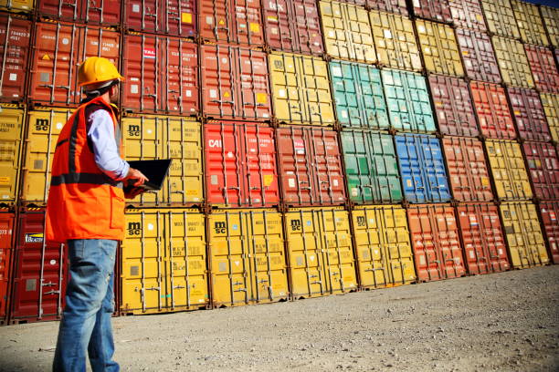 muelle comercial trabajador de examinar los recipientes - cargo container shipping harbor trading fotografías e imágenes de stock