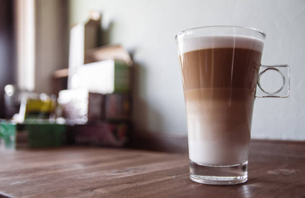 latte macchiato kawa na blacie kuchennym - snow making machine zdjęcia i obrazy z banku zdjęć