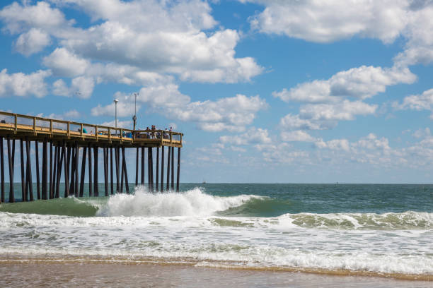 molo di pesca, onde dell'oceano atlantico, cielo pieno di nuvole blu - maryland fishing atlantic ocean sea foto e immagini stock