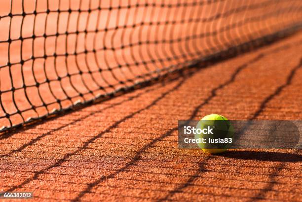 Foto de De Tênis e mais fotos de stock de Tênis - Esporte de Raquete - Tênis - Esporte de Raquete, Estádio Roland Garros, Quadra esportiva