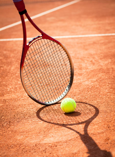 canchas de tenis  - tennis court tennis ball racket fotografías e imágenes de stock