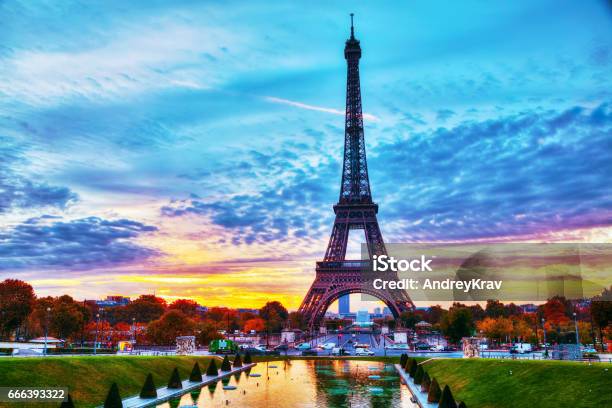 Foto de Vista Da Cidade Com A Torre Eiffel Em Paris França e mais fotos de stock de Noite