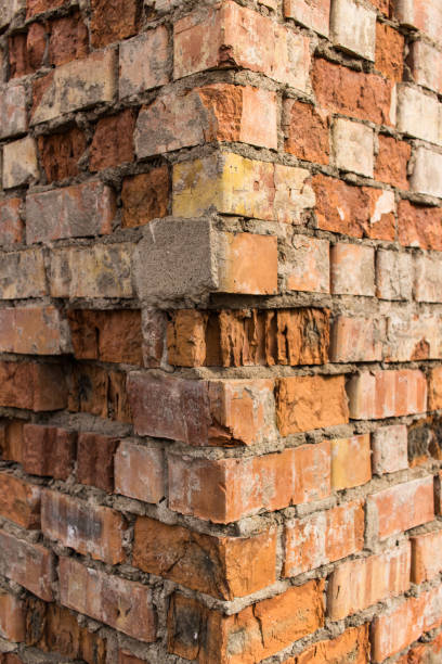 corner of red brick building. - corner stone wall brick imagens e fotografias de stock