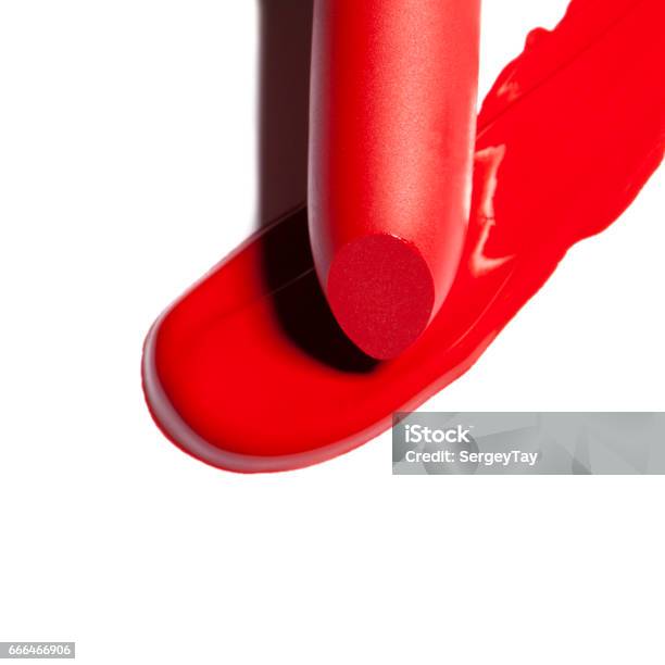 Lápiz De Labios Rojo Oscuro Sobre Fondo Blanco Foto de stock y más banco de imágenes de A la moda - A la moda, Achiote, Adulto