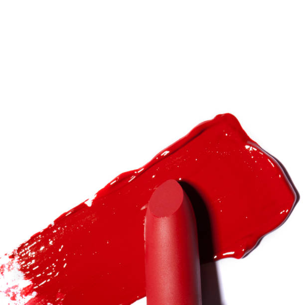 rouge à lèvres rouge foncé sur fond blanc. - red lipstick photos et images de collection