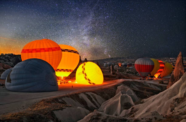 красочные воздушные шары перед запу�ском в каппадокии - cappadocia hot air balloon turkey basket стоковые фото и изображения