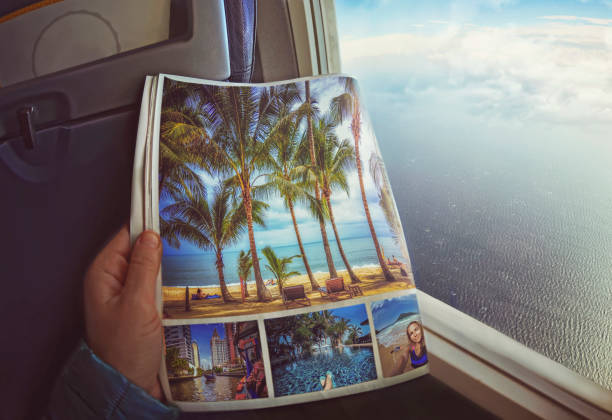 여자는 손에 잡지와 비행기 창으로 앉아 - honeymoon airplane window travel 뉴스 사진 ��이미지