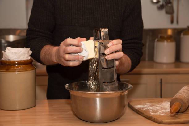 preparazione e cottura di involtini di salsiccia con pasticceri ricchi di burro - sausagemeat foto e immagini stock