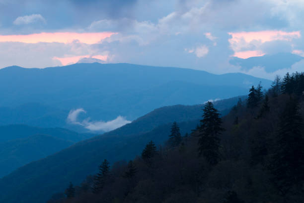 Alba di montagna fumosa - foto stock