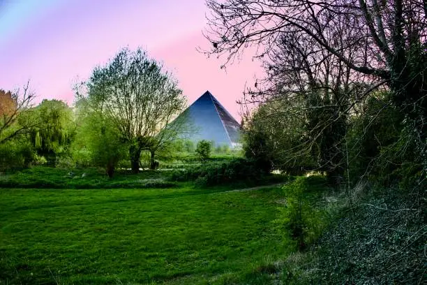 Pyramide in Park