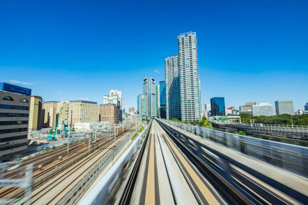 tokyo tren de cercanías - shiodome urban scene blurred motion tokyo prefecture fotografías e imágenes de stock