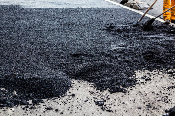 istock Laying new layer of asphalt 666520848