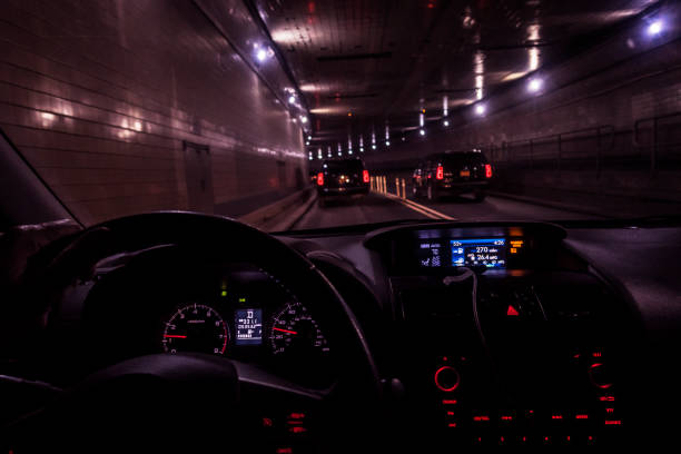 automobiliste pov après trafic suv lincoln tunnel - road marking road reflector road dividing line photos et images de collection