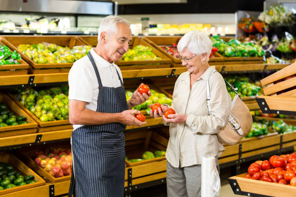 client principal et travailleur discutant de légumes - supermarket discussion people talking photos et images de collection