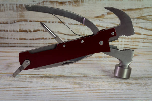 木製の背景にツールを折りたたみ式マルチ - penknife swiss culture work tool switzerland ストックフォトと画像