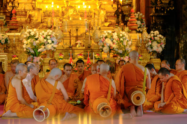 새로운 젊은 스님 축복 안 수 의식에는 승려 - monk meditating thailand bangkok 뉴스 사진 이미지