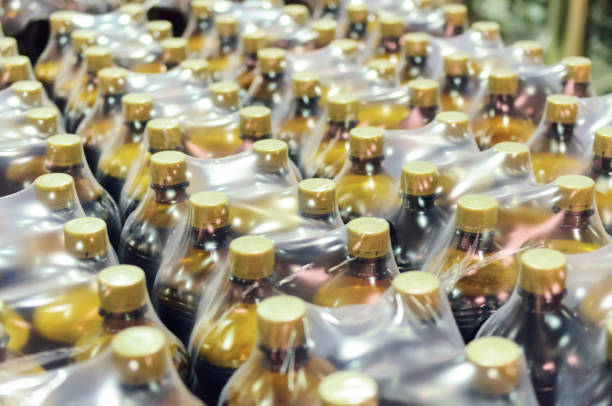 packaging of plastic bottles - polyethylene terephthalate imagens e fotografias de stock