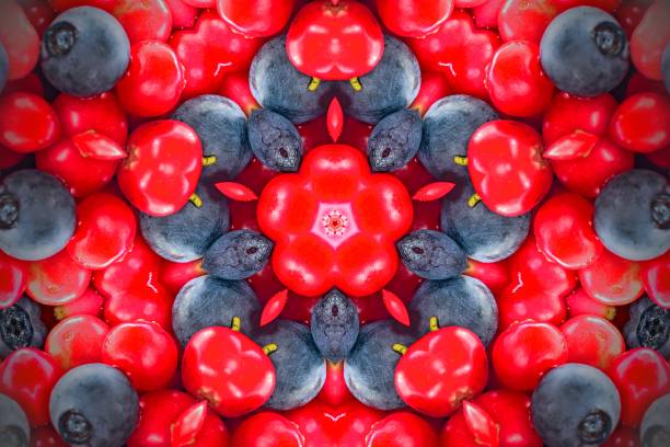 태양 빛 아래 야생 딸기의 만화경 가까이 - kaleidoscope 뉴스 사진 이미지