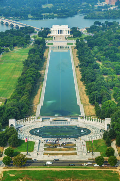 istock Abraham Lincoln and WWII memorial in Washington, DC 666586628