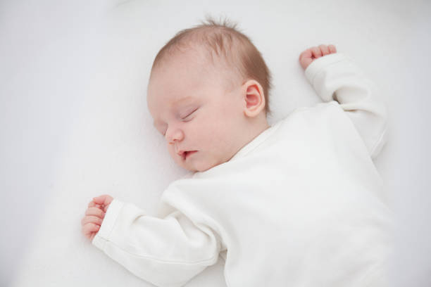 portrait d’une belle fille bébé endormi - supine photos et images de collection