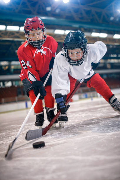 hokej na lodzie chłopcy chłopcy gracze - ice hockey child childhood little boys zdjęcia i obrazy z banku zdjęć