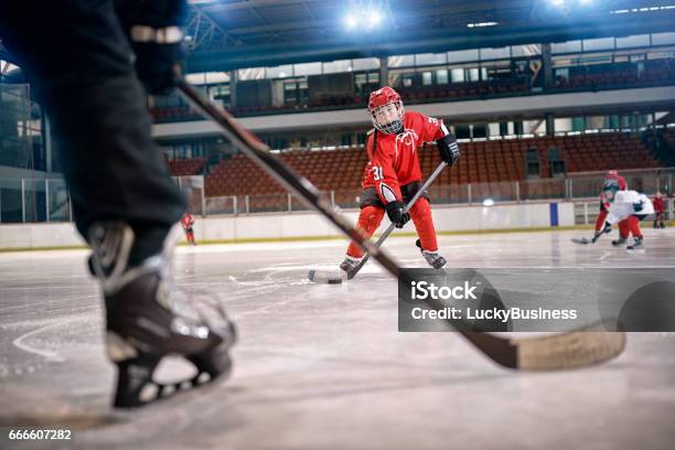 Photo libre de droit de Match De Hockey Au Joueur De Patinoire En Action banque d'images et plus d'images libres de droit de Hockey - Hockey, Hockey sur glace, Enfant