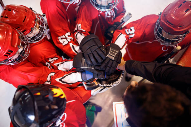 equipo de hockey trabajando en ganar, juntos, trabajo en equipo - campeonato deportivo juvenil fotografías e imágenes de stock
