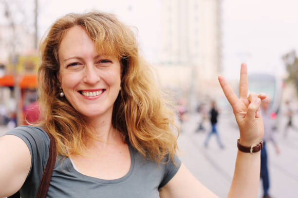 retrato de una mujer sonriente de 40 años al aire libre - 35 40 years fotografías e imágenes de stock