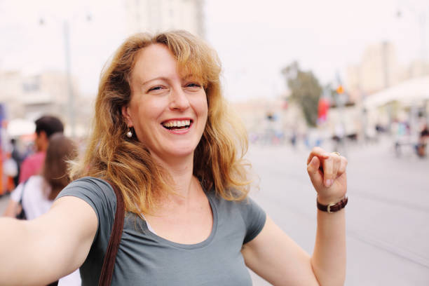 portrait of smiling 40 years old woman outdoors - 35 40 years fotos imagens e fotografias de stock